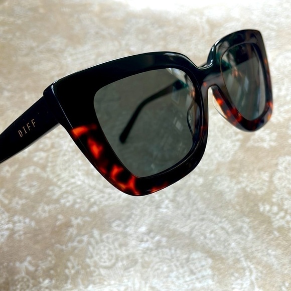 Brand New Diff Eyewear Runi Black Tortoise Grey Polarized Cat Eye Sunglasses main image 5